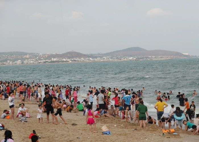 Hầu hết các bãi biển ở thành phố Phan Thiết (Bình Thuận) đều đông nghịt khách